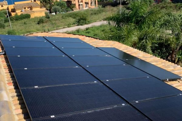 impianto fotovoltaico da 6Kw e solare termico con accumulo acqua calda da 300Lt. vs impianti srls
